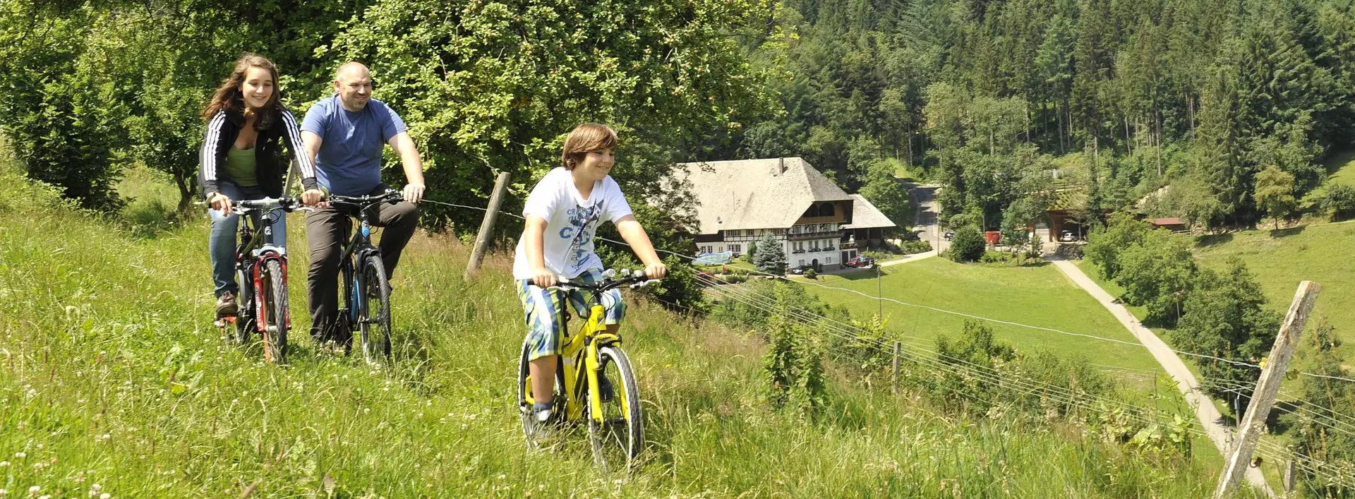 im Urlaub im Schwarzwald eine Radtour mit der ganzen Familie machen