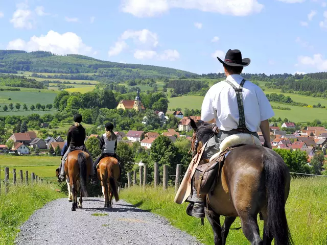 Bei einem Reiturlaub in der Rhön kann man die Natur und die Landschaft vom Pferderücken erkunden.