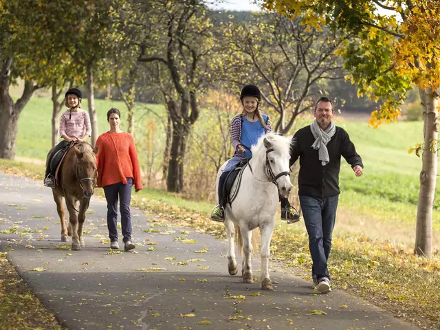 Geführtes Ponyreiten ist eine beliebte Freizeitaktivität im Familienurlaub in Thüringen.