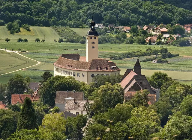 im Urlaub auf dem Bauernhof im Heilbronner Land die Höhenburg Burg Guttenberg besichtigen und eine Vorführung der Greifvögel besuchen