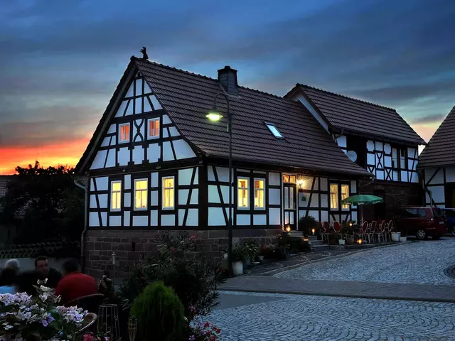 im Urlaub im Ferienhaus in Thüringen den Abend bei einem Glas Wein auf der Terrasse genießen