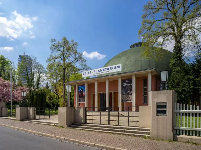 im Urlaub auf dem Bauernhof im Saaleland einen Ausflug ins Zeiss - Planetarium in Jena unternehmen