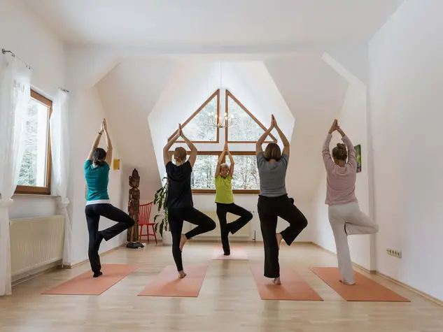 Bewegungskurse wie Yoga und Reiki auf dem Gesundheitshof in Thüringen erleben
