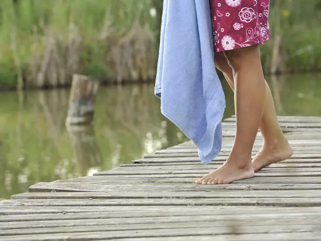 Frau entspannt und badet am See