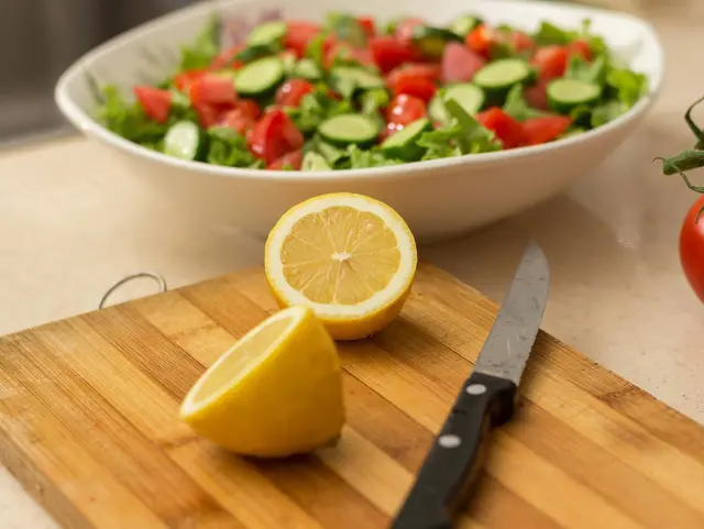 einen Salat mit frischem Gemüse zubereiten