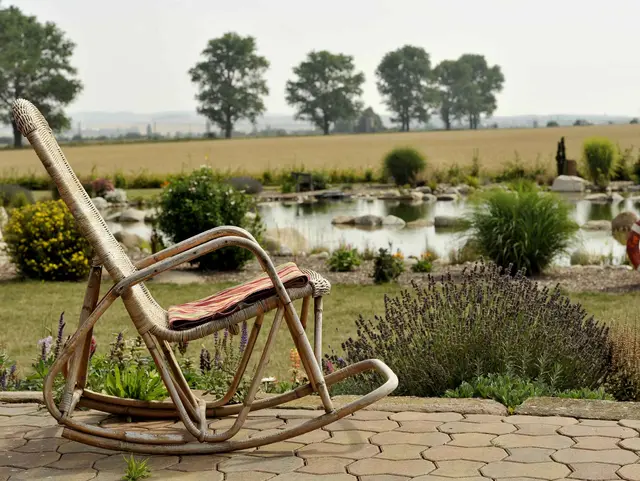 im Urlaub auf dem Wellnesshof in Thüringen im Garten entspannen