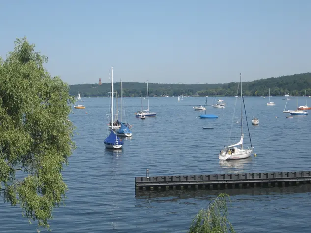 Segelboote im Sommer am See.