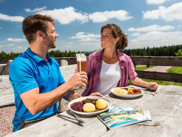 beim Wandern in Thüringen eine Pause einlegen und zu Thüringer Klößen in einen Landgasthof einkehren