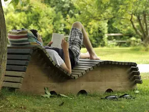 im Garten auf einer Liege entspannen und ein Buch lesen