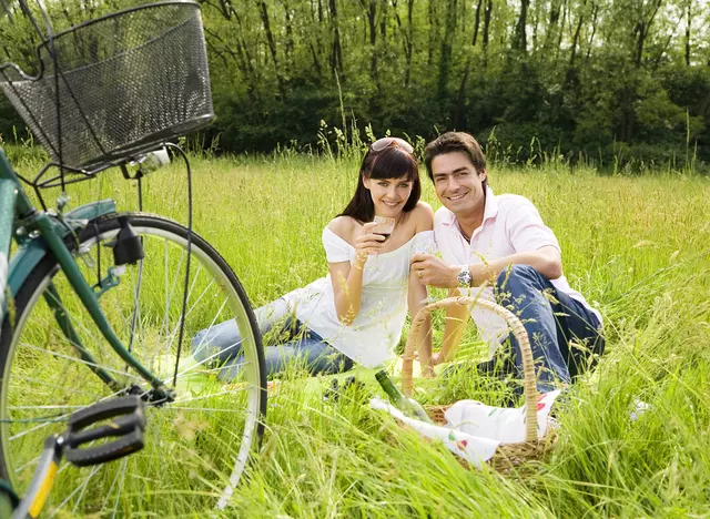 im Urlaub in Thüringen ein Picknick während einer Radtour machen 