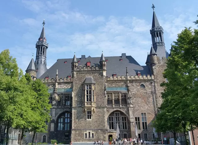 im Eifelurlaub die Stadt Aachen besichtigen