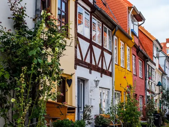 Idyllischer Hof mit bunten historischen Häusern und Pflanzen in der Lübecker Altstadt