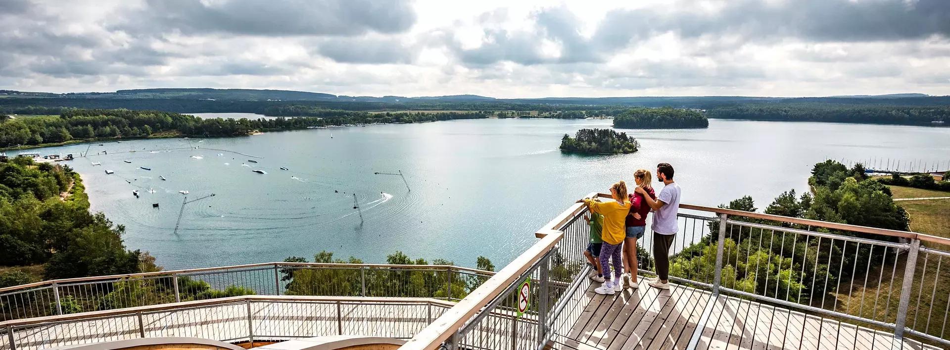 im Urlaub in der Oberpfalz die Erlebnisholzkugel besuchen und den Ausblick genießen