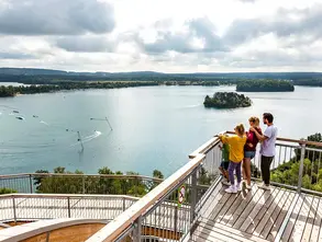 im Urlaub in der Oberpfalz die Erlebnisholzkugel besuchen und den Ausblick genießen