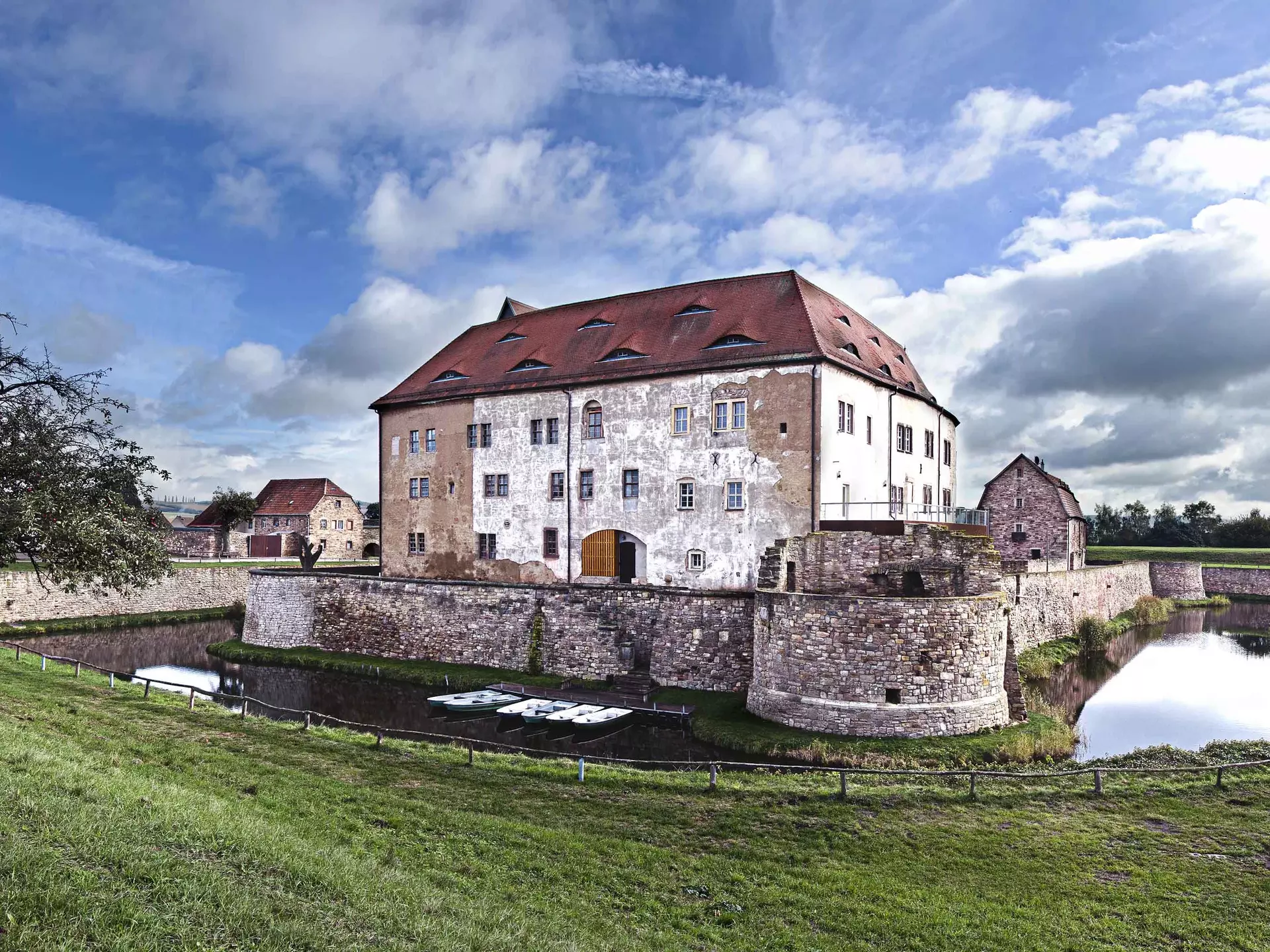 Wasserburg Heldrungen - © Christian Schelauske, Hammaphotos Bei einem Urlaub am Kyffhäuser lohnt der Besuch der Wasserburg Heldrungen. Sie ist die einzige, vollständig erhaltene, befestigte Wasserburg französischer Festungsbaukunst in Deutschland.