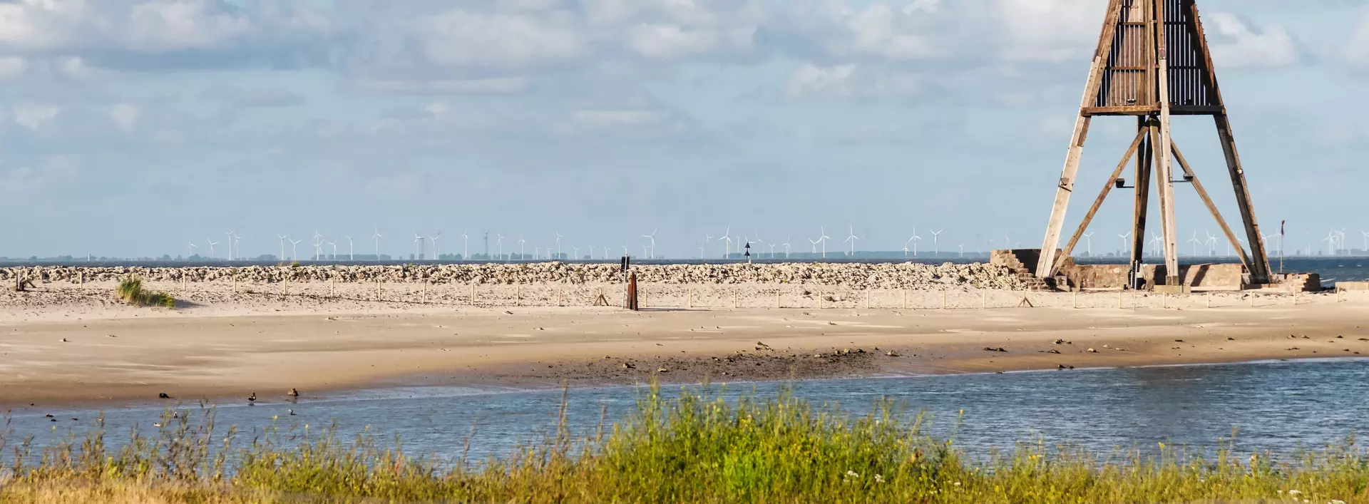 Blick auf das Wahrzeichen Kugelbake in Cuxhaven in Niedersachsen