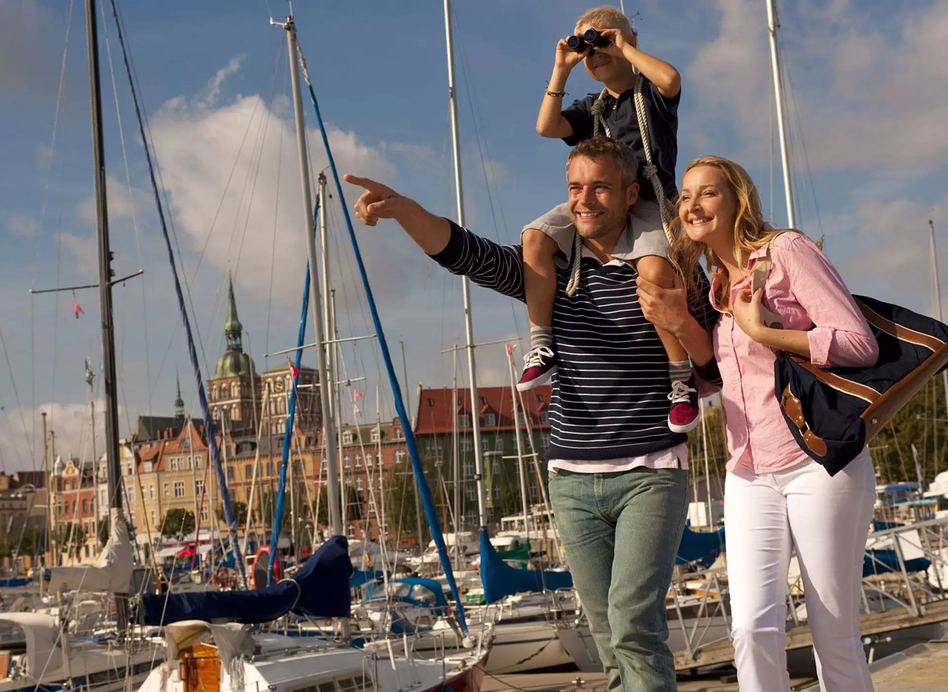 im Familienurlaub in Vorpommern durch den Hafen von Stralsund spazieren