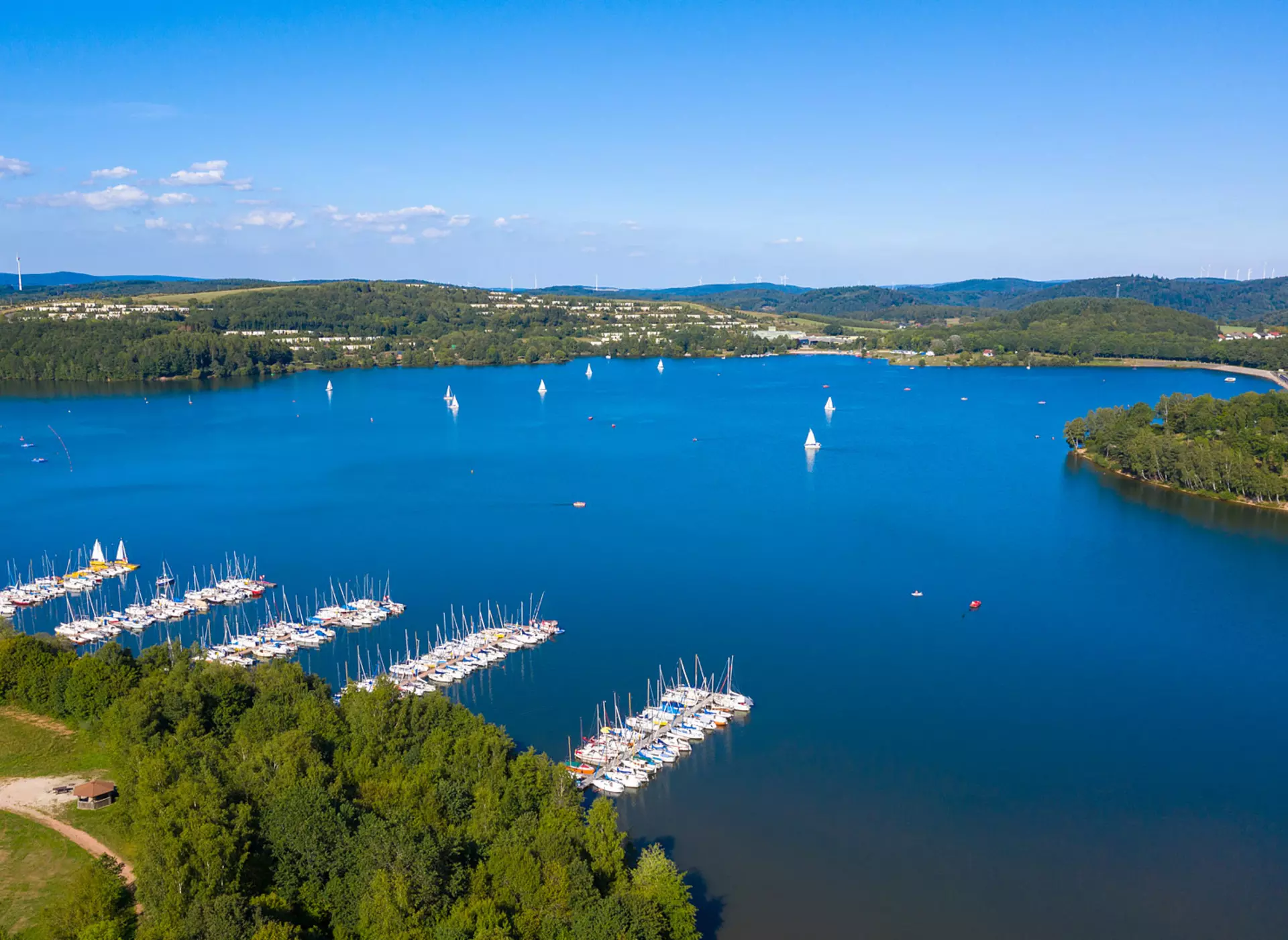 Bostalsee im Saarland - © NatUrlaub auf Winzerhöfen/ Bauernhöfen Rheinland-Pfalz e. V., Frank Rauber im Urlaub auf dem Bauernhof im Saarland im Bostalsee baden oder segeln