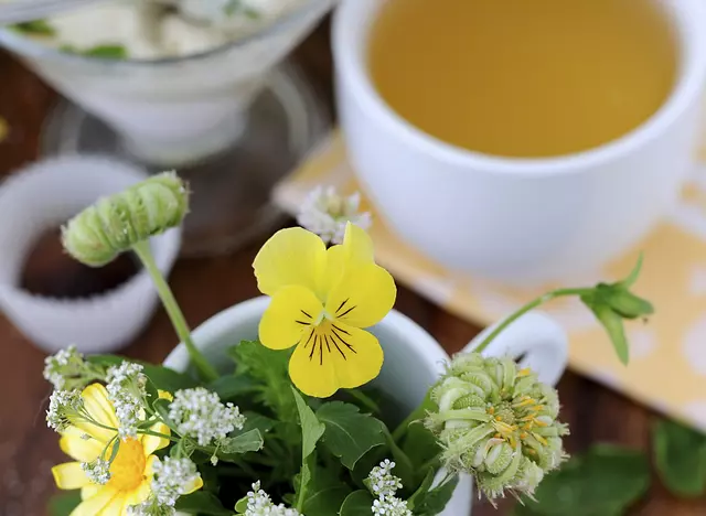 im Gesundheitsurlaub auf dem Kneipp Ferienhof Tee aus frischen Kräutern herstellen