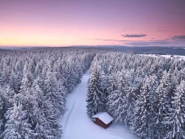 im Winterurlaub im Thüringer Wald die verschneite Landschaft genießen