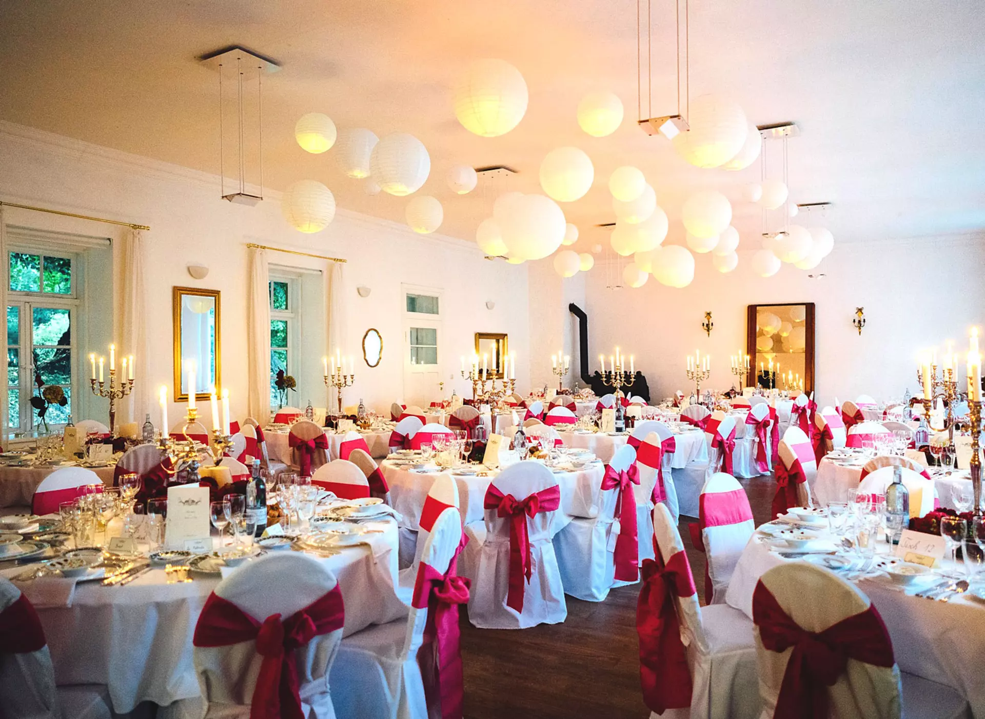 Festsaal im Schloss Lühburg in der Mecklenburgischen Schweiz - © Schloss Lühburg, Feste feiern im Schloss: Dekorierter Festsaal im Schloss Lühburg in Meck-Pom