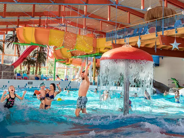 Familien baden im Wellenbecken im Saalemaxx Erlebnisbad in Rudolstadt