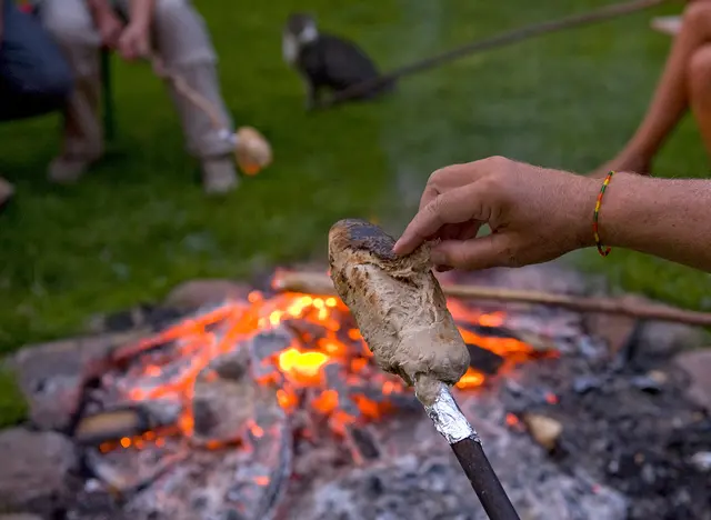Stockbrot zubereiten am Lagerfeuer beim Übernachten im Heuhotel 