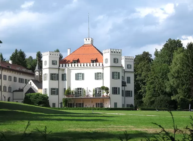 im Urlaub auf dem Bauernhof am Starnberger See das Schloss Possenhofen bestaunen