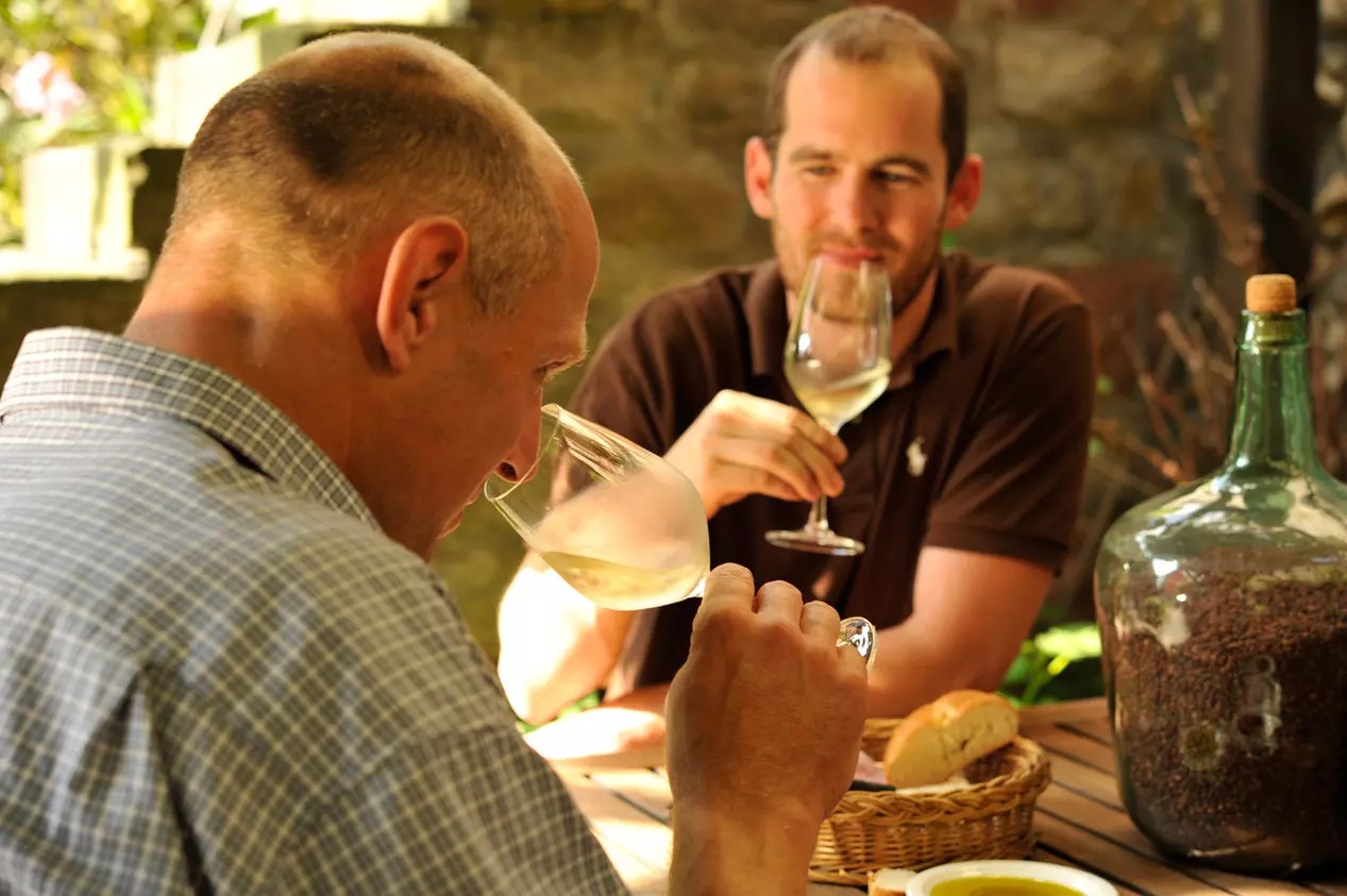 Weinprobe - © , Susanne Mölle
zwei Männer sitzen im Hof bei der Weinprobe