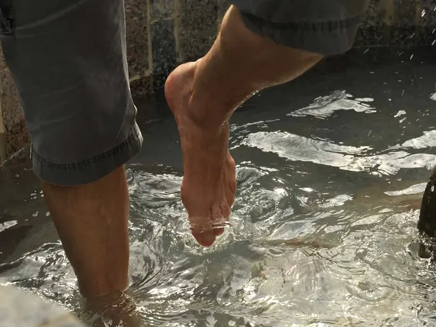 Wassertreten im Kneipp-Tretbecken auf dem Gesundheitshof in Thüringen erleben