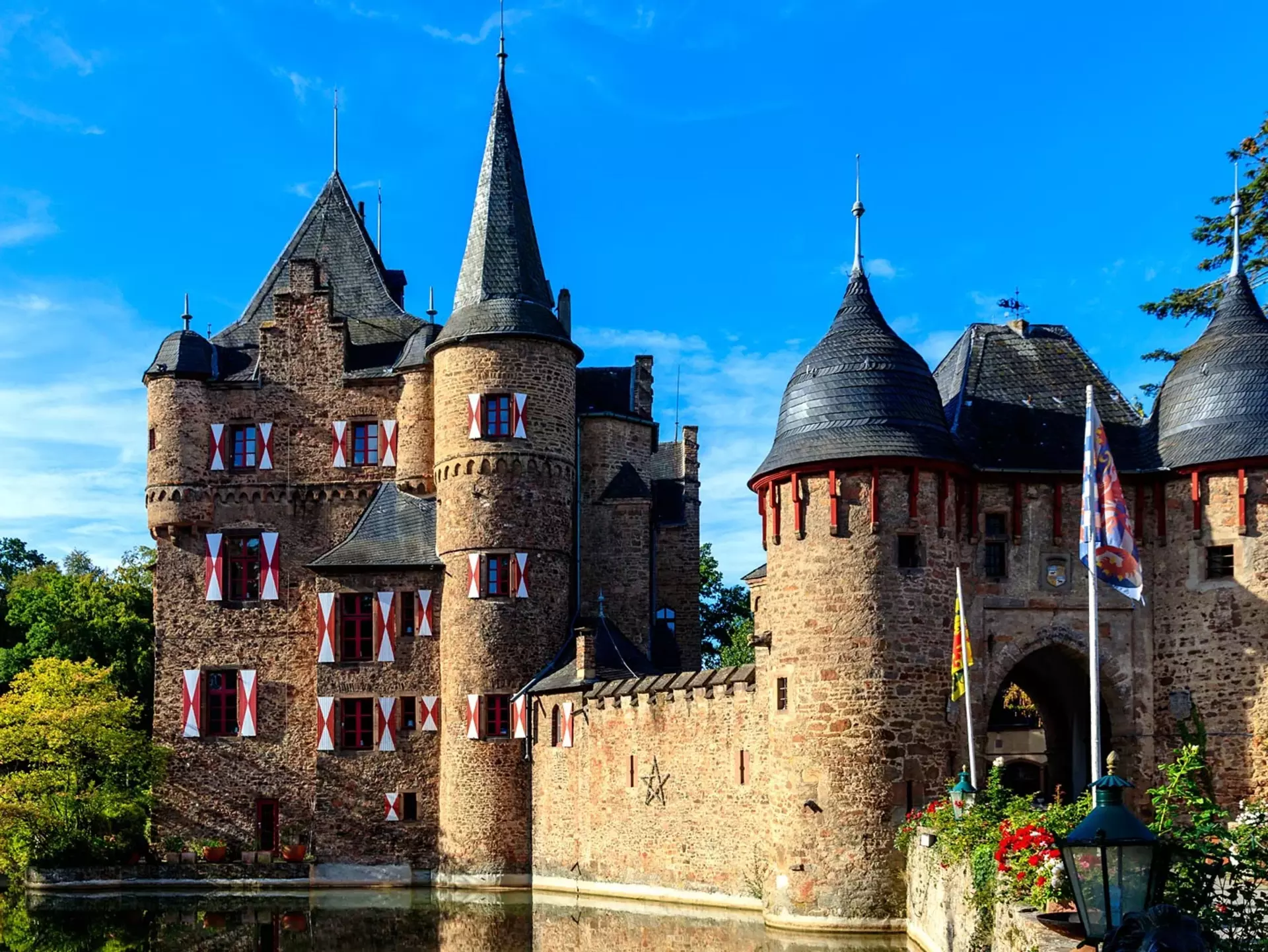 Burg Satzvey in Mechernich - © Pixabay.com, Herbert Aust im Eifelurlaub die Burg Satzvey in Mechernich besuchen