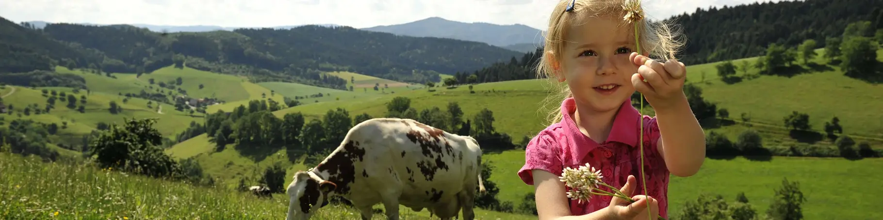 Bei einem Bauernhofurlaub entdecken Kinder Tiere und Natur.