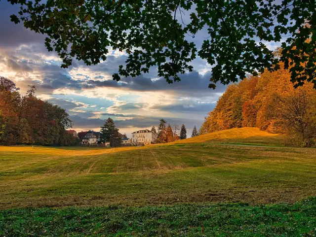 Villa in herbstlicher Umgebung mit bunten Bäumen und Garten in ländlicher Gegend