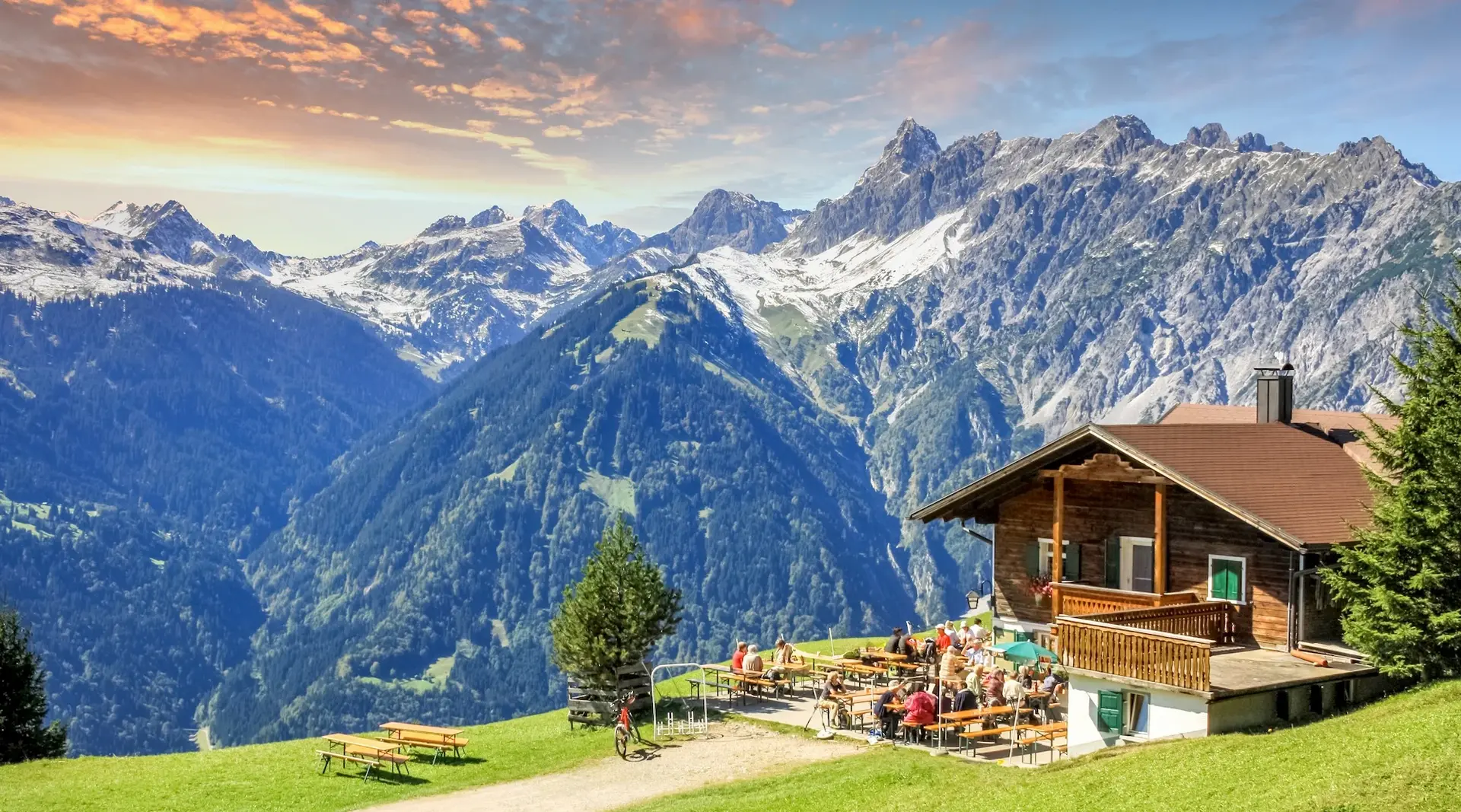 Panoramablick auf die Alpen vom Alpengasthaus Rellseck im Montafon, Österreich, mit beeindruckender Berglandschaft und idyllischer Natur. 