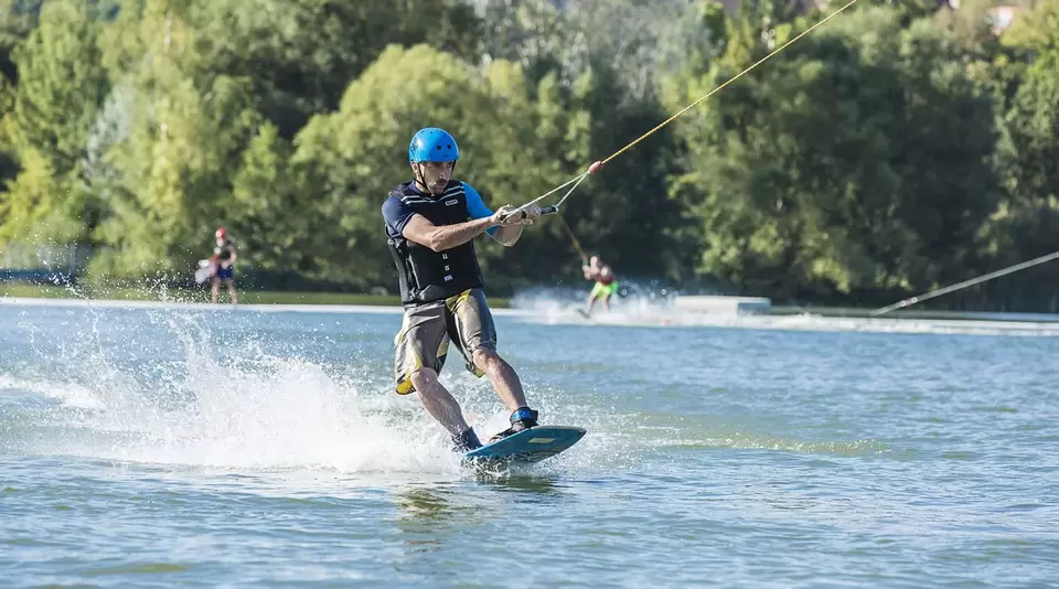 Kitesurfen auf dem Brombachsee im Fränkischen Seenland - © www.bayern.by, Bernhard Huber Wassersport auf dem Brombachsee im Fränkischen Weinland