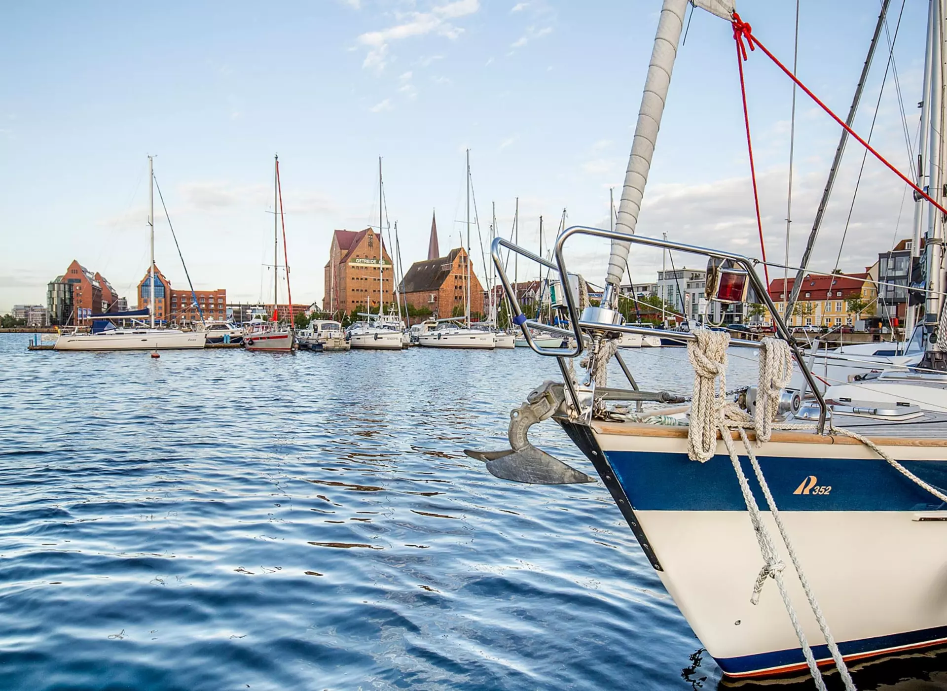 Stadthafen in Rostock - © Tourismusverband Mecklenburg-Vorpommern, Susanne Krauss im Urlaub auf dem Bauernhof an der Ostseeküste Mecklenburg eine Hafenrundfahrt durch den Rostocker Hafen machen