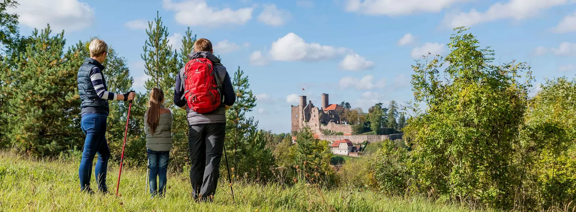 im Wanderurlaub im Eichsfeld die Region mit der Burg Hanstein bewundern