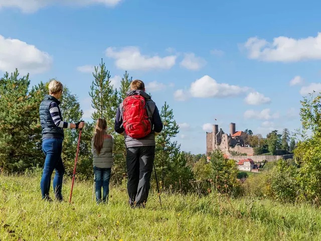 im Wanderurlaub im Eichsfeld die Region mit der Burg Hanstein bewundern