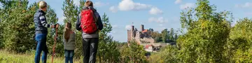 Wanderer an der Burg Hanstein - © HVE Eichsfeld Touristik e.V. im Wanderurlaub im Eichsfeld die Region mit der Burg Hanstein bewundern