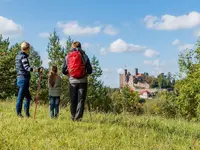 Wanderer an der Burg Hanstein - © HVE Eichsfeld Touristik e.V. im Wanderurlaub im Eichsfeld die Region mit der Burg Hanstein bewundern