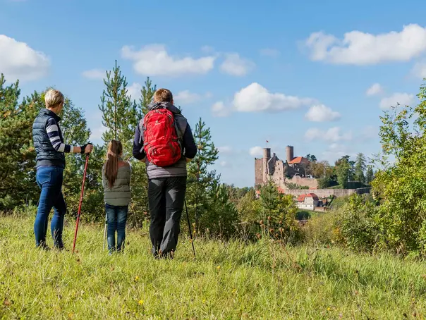im Wanderurlaub im Eichsfeld die Region mit der Burg Hanstein bewundern