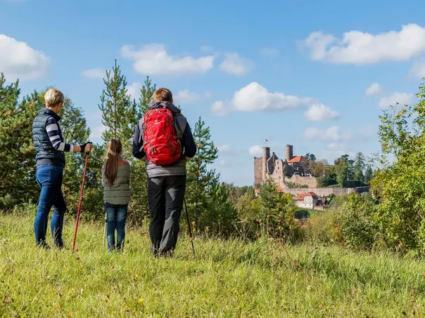 Wanderer an der Burg Hanstein - © HVE Eichsfeld Touristik e.V. im Wanderurlaub im Eichsfeld die Region mit der Burg Hanstein bewundern