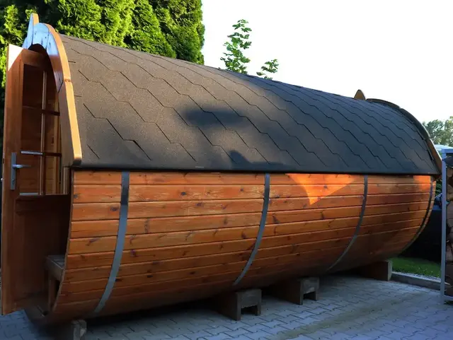 Großes begehbares Holz-Weinfass als Ferienunterkunft im Außenbereich