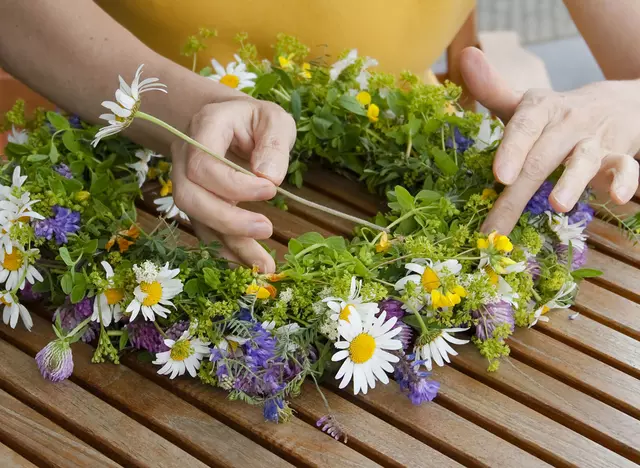 im Urlaub auf dem Kreativhof in Thüringen Wildblumen sammeln und einen Blütenkranz stecken