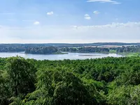 im Urlaub die Mecklenburgische Schweiz entdecken und die Aussicht vom Baumkronenpfad im Naturmonument Ivenacker Eichen genießen