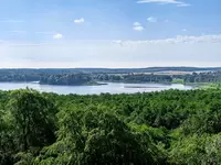 im Urlaub die Mecklenburgische Schweiz entdecken und die Aussicht vom Baumkronenpfad im Naturmonument Ivenacker Eichen genießen