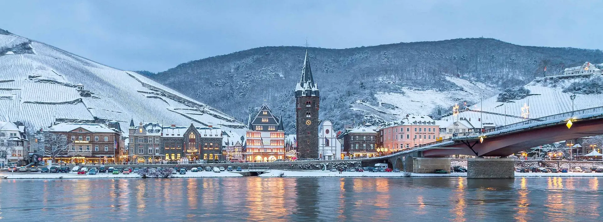 Blick auf verschneites Bernkastel-Kues am Ufer der Mosel