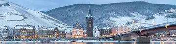 Bernkastel-Kues am Ufer der Mosel - © Erich Zimmermann, RPT Blick auf verschneites Bernkastel-Kues am Ufer der Mosel