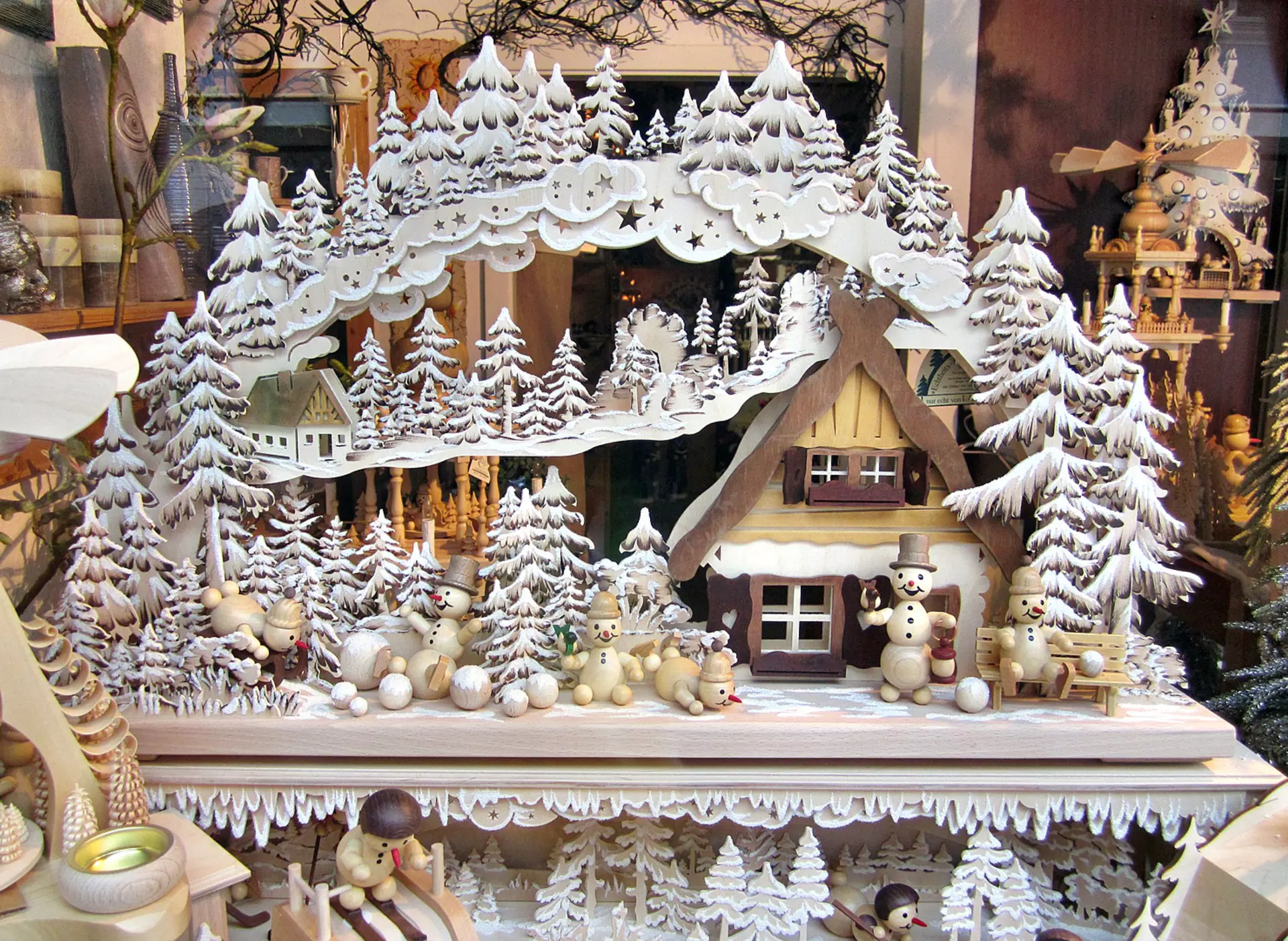 Schwibbögen gehören zur berühmten erzgebirgischen Holzkunst.