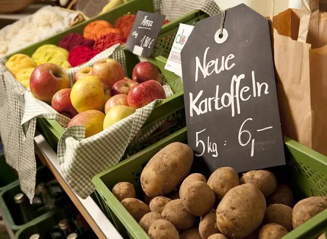 Urlaub auf dem Bauernhof: Kartoffeln und Gemüse im Hofladen auf dem Bauernhof einkaufen.